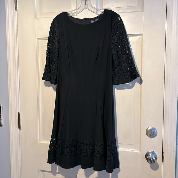 Jessica Howard Dresses & Skirts - Black midi dress